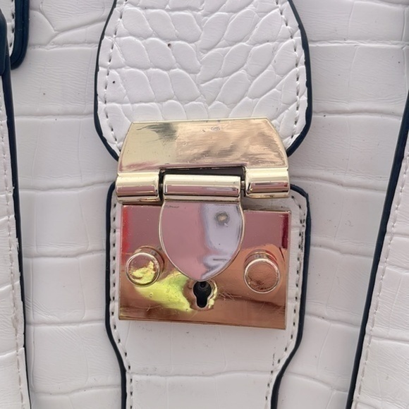 JustFab Weekend In Venice Satchel - Picture 3 of 15